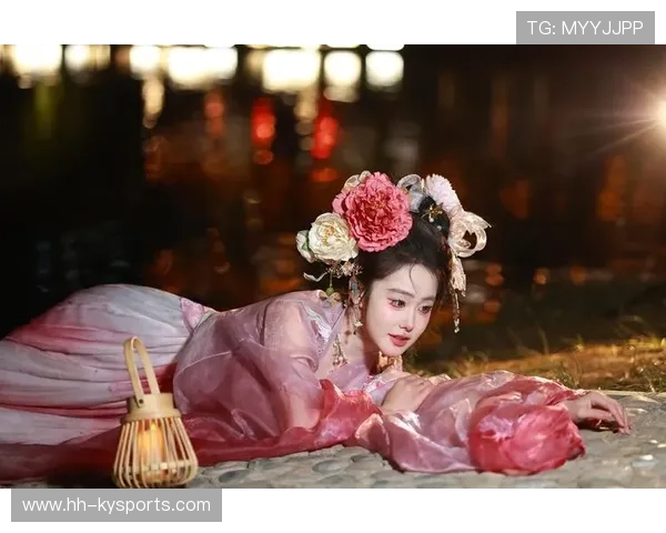 球员进球后从袜子里掏出何仙姑的荷花，花瓣飘落球在花心